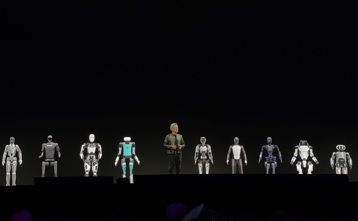 现场直击GTC大会｜黄仁勋与九个人形机器人同台，新一代平台推理能力提升30倍